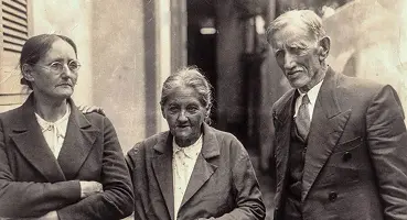 Foto histórica em preto e branco do casal pioneiro Willis e Vicência Banks, ao lado de sua filha Izaltina Banks Leite